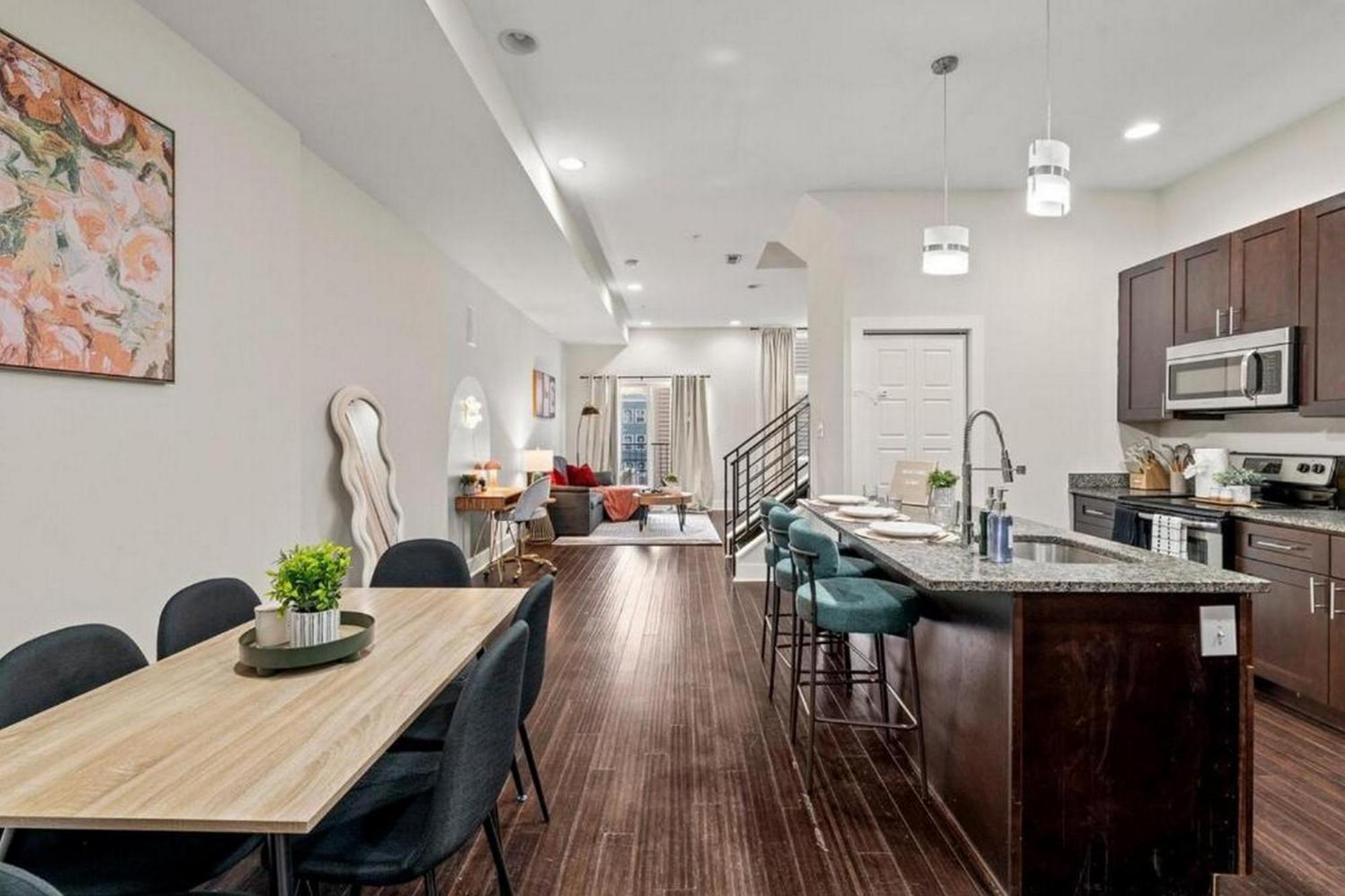 3br Near Metro - Walk To Met - Free Parking - Terrace - 8 Pp Apartment *