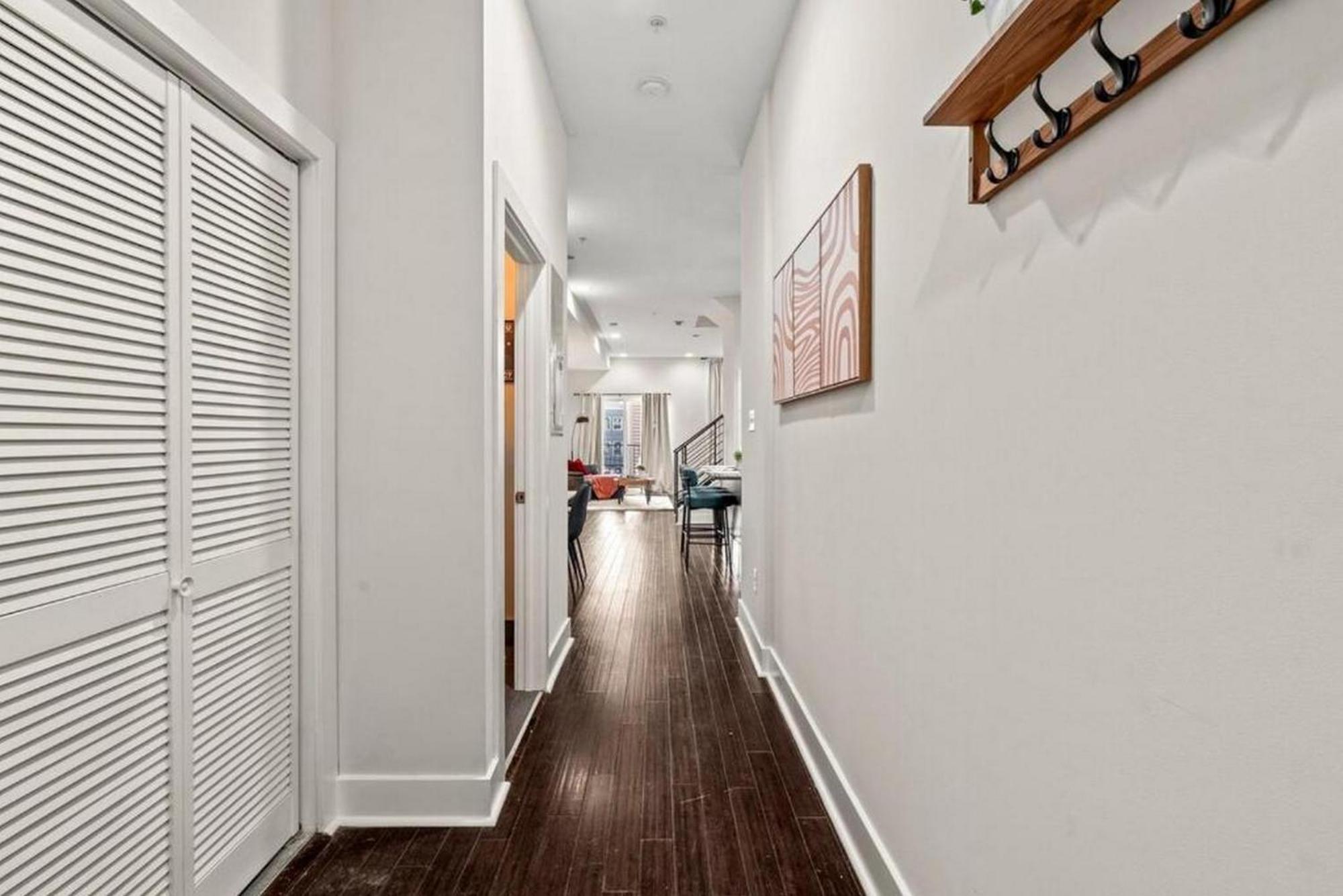 3br Near Metro - Walk To Met - Free Parking - Terrace - 8 Pp Apartment