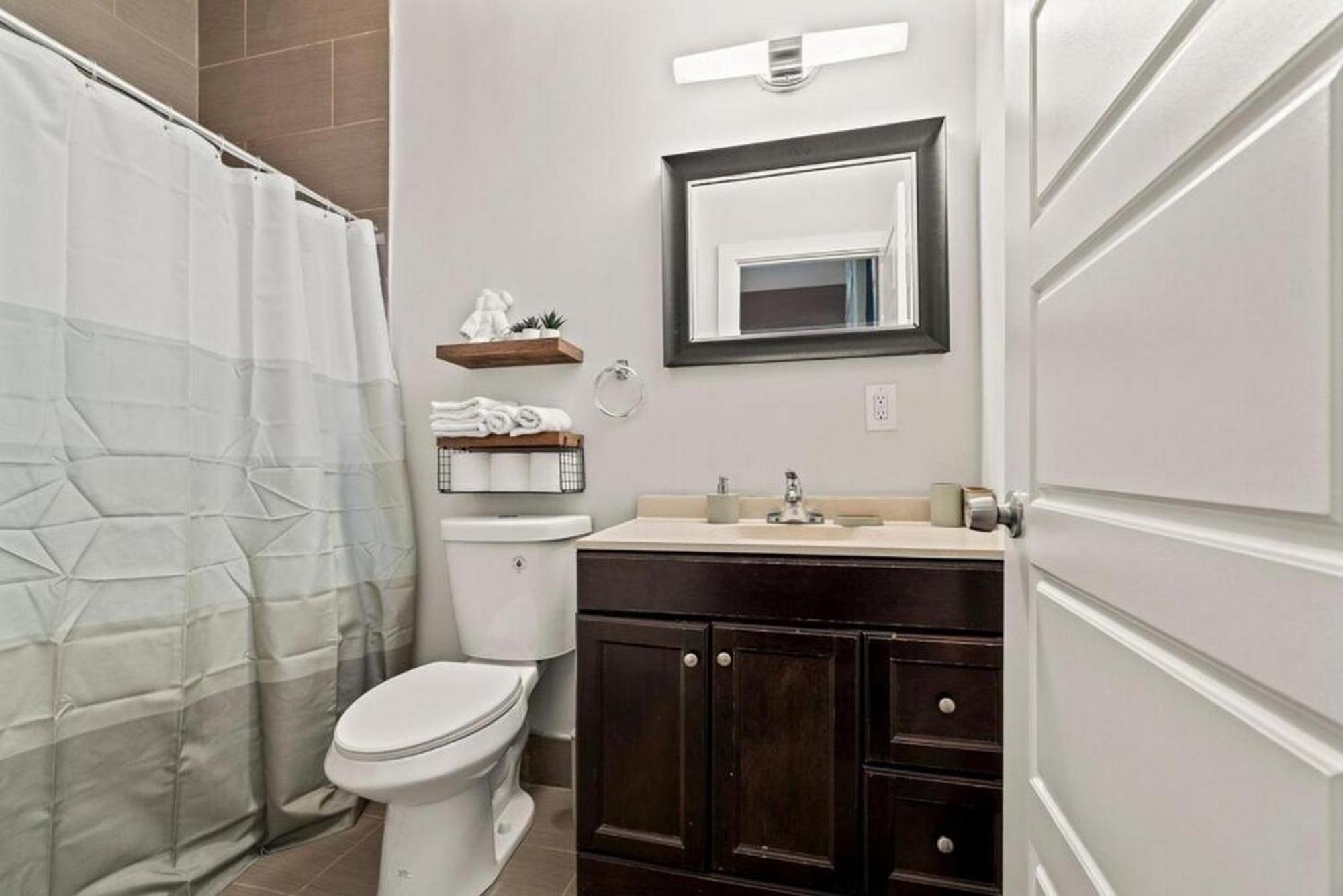 Apartment 3br Near Metro - Walk To Met - Free Parking - Terrace - 8 Pp *