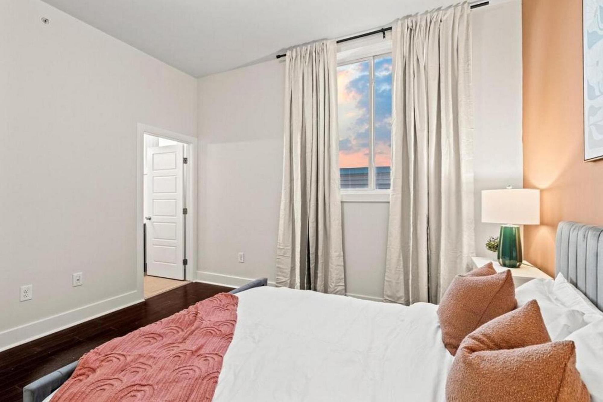 3br Near Metro - Walk To Met - Free Parking - Terrace - 8 Pp *