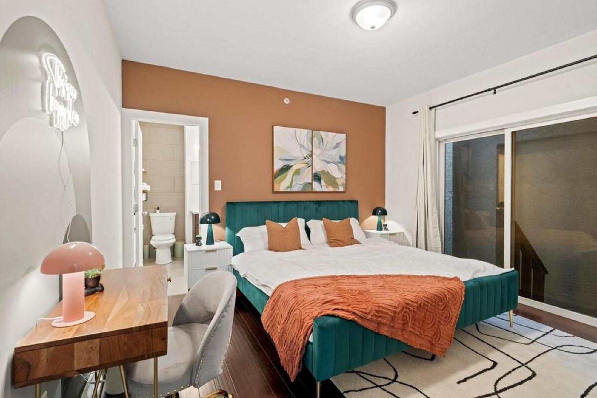 3br Near Metro - Walk To Met - Free Parking - Terrace - 8 Pp Apartment