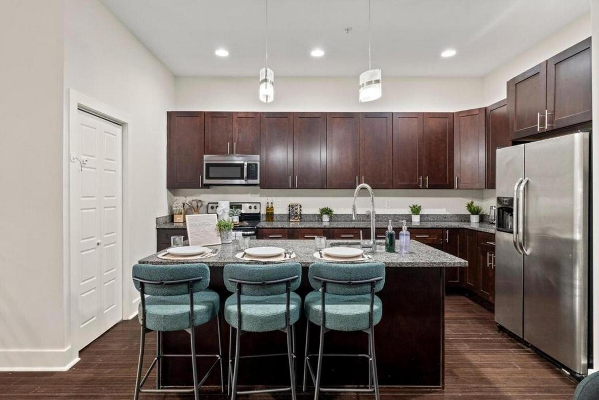 3br Near Metro - Walk To Met - Free Parking - Terrace - 8 Pp Philadelphia